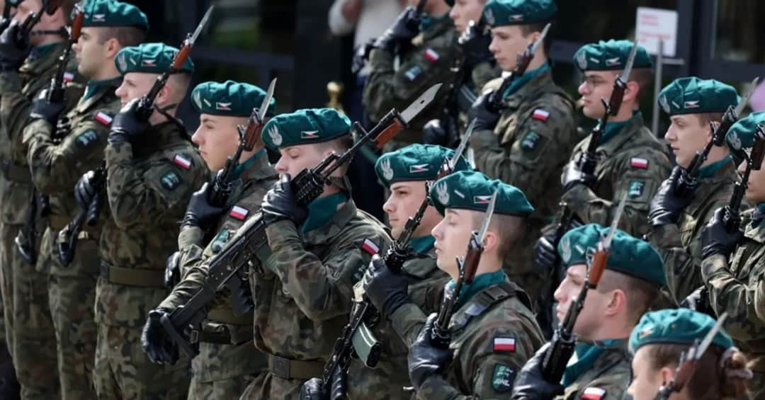 Ile zarabia cywil w wojsku? Pensje, dodatki i perspektywy